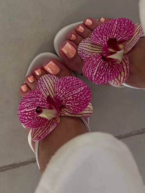 Neyla™ Gel Pedicure